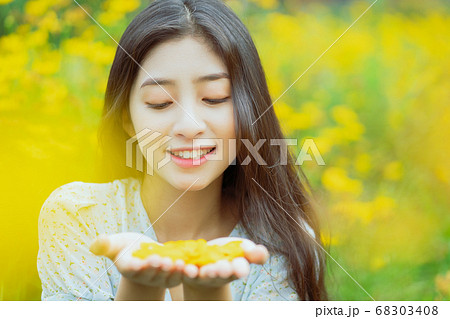 woman in the flower garden 68303408