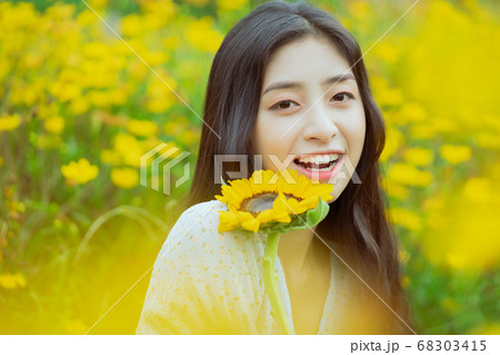 woman in the flower garden 68303415