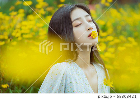 woman in the flower garden 68303421