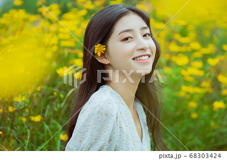 woman in the flower garden 68303424