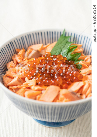 鮭いくら丼の写真素材