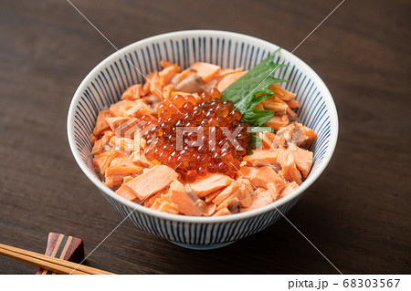 鮭いくら丼の写真素材