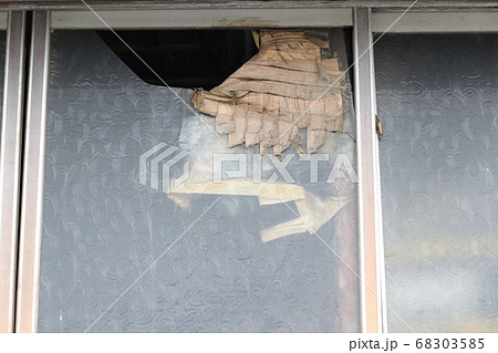ガラスの割れ 破損 窓 ガラス ガラスの修繕の写真素材
