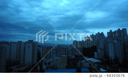 アパート マンション 夏空 68303676