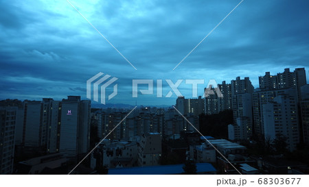 アパート マンション 夏空 68303677