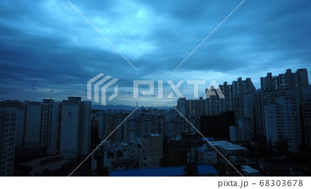 アパート マンション 夏空 68303678