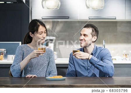 ビールで乾杯する若い男女 ビールで乾杯する若い男女 68303796