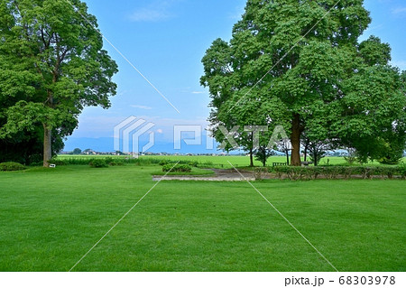 芝生公園広場越しに見る伊吹山の夏情景＠滋賀 68303978