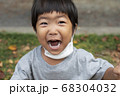 マスクをしない幼児（笑顔） 68304032