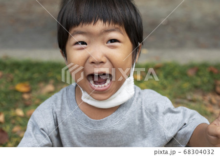 マスクをしない幼児（笑顔） 68304032