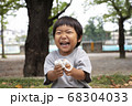 マスクを取る幼児（笑顔） 68304033