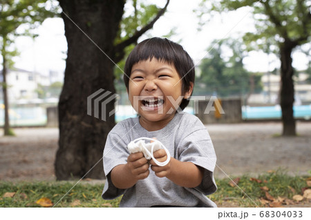 マスクを取る幼児(笑顔) マスクを取る幼児(笑顔) 68304033