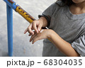 絆創膏を貼る子供 68304035