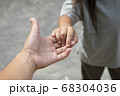 子供と手繋ぎ 68304036