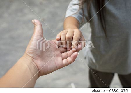 子供と手繋ぎ 68304036