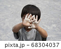 見ないで（遊び中の幼児） 68304037