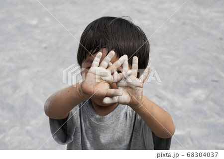 見ないで（遊び中の幼児） 68304037
