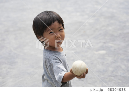 野球と幼児 ボール投げ の写真素材