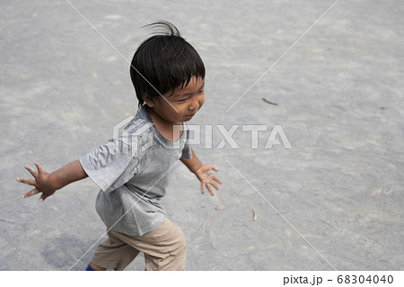 汗だくの子供（走る） 68304040