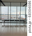 窓 空港 飛行機 68304086