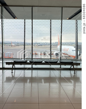 窓 空港 飛行機 68304086