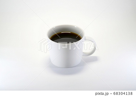 白いカップに入った一杯のコーヒー 68304138
