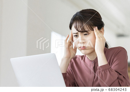 パソコンの画面を見ながら頭を抱える若い女性 パソコンの画面を見ながら頭を抱える若い女性 68304243