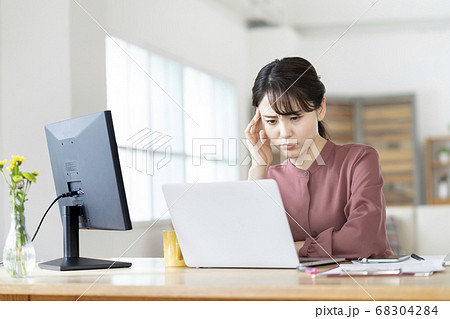 パソコンの画面を見ながら頭を抱える若い女性 パソコンの画面を見ながら頭を抱える若い女性 68304284