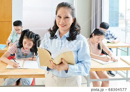 Teacher reading for students 68304577