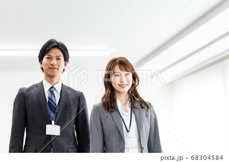 オフィスを歩く男女社員 オフィスを歩く男女社員 68304584
