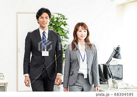 オフィスを歩く男女社員 68304595