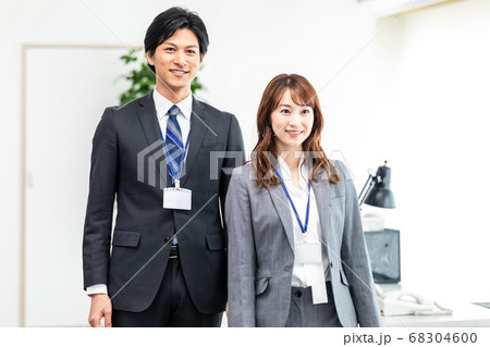 オフィスを歩く男女社員 オフィスを歩く男女社員 68304600