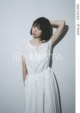 白いワンピースの女性 白いワンピースの女性 68305360
