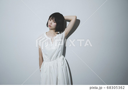 白いワンピースの女性 白いワンピースの女性 68305362