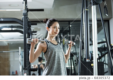 スポーツジム　女性　トレーニング 68305372