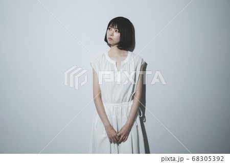 白いワンピースの女性 68305392