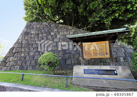 江戸城石垣と高札(東京都千代田区の皇居) 江戸城石垣と高札(東京都千代田区の皇居) 68305867