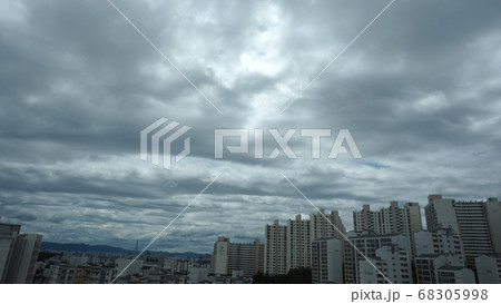 アパート マンション 夏空 68305998
