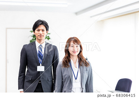 オフィスを歩く男女社員 68306415