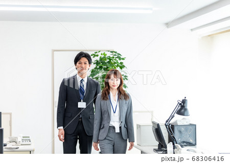 オフィスを歩く男女社員 68306416