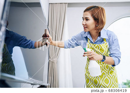 Wiping off dust 68306419