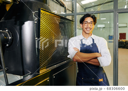 Confident smiling barista 68306600