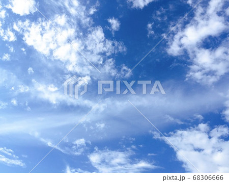 青空と白い雲　爽やかな空 68306666