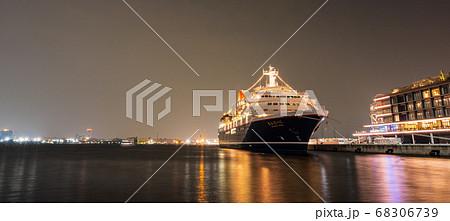 夜の横浜ベイエリア　新港ふ頭　ワイド 68306739