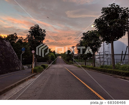 広島市安佐北区高陽A団地の夕方のメインストリート 68308466