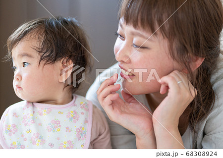 赤ちゃんと寄り添うお母さん 68308924
