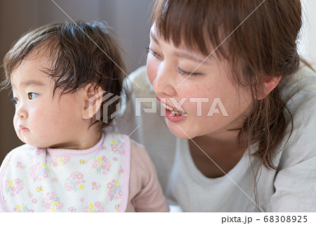 赤ちゃんと寄り添うお母さん 68308925