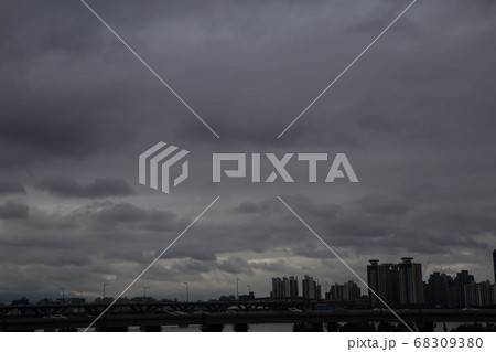 雲 空 梅雨 68309380