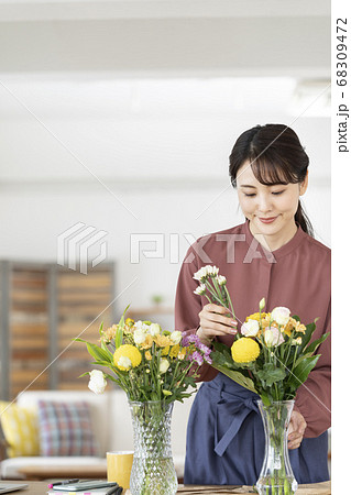 花を生ける若い女性の写真素材