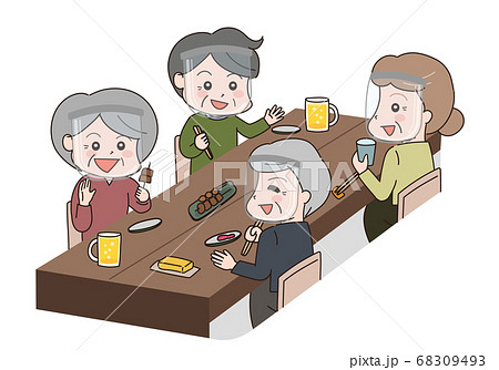 飲食店で食事をする老人とフェイスシールド 68309493